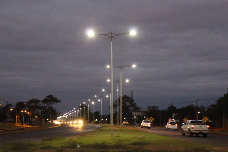 Ladrões deixam trecho da avenida Guaicurus no escuro