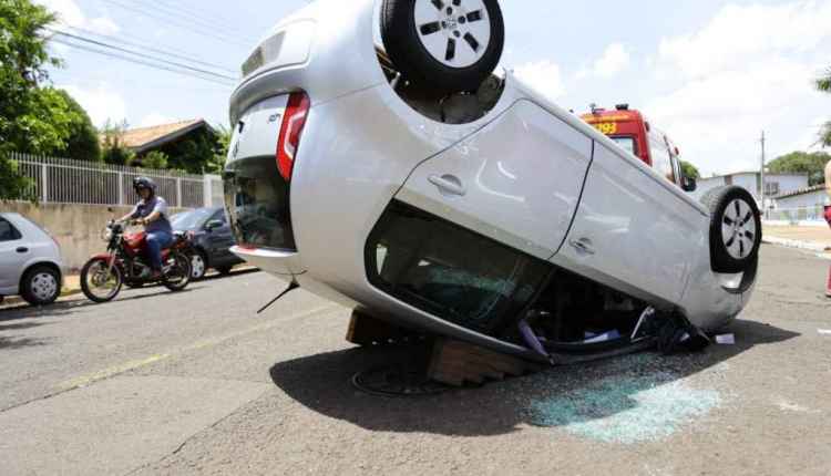 Idosa se distrai, bate em carro estacionado e capota na região central de Campo Grande