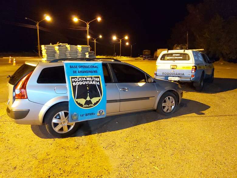 Trio é preso após furar barreira policial e jogar droga de veículo