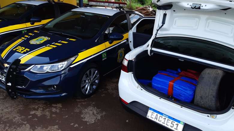 Veículo de motorista de aplicativo executado na fronteira é apreendido com maconha em Dourados