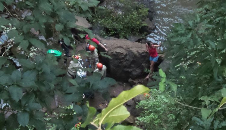 Homem cai de altura de 20 metros na Cachoeira Céuzinho em Campo Grande