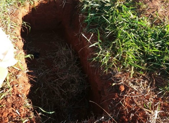Abriu uma cova, ameaçou de morte e agrediu o pai com tijoladas