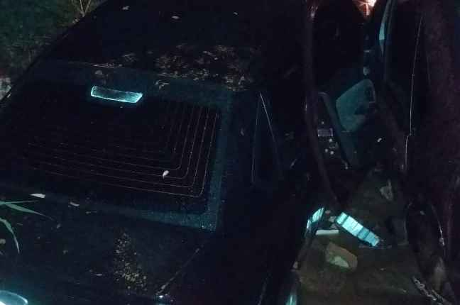 Após perseguição, carro cai em cratera e polícia prende cinco