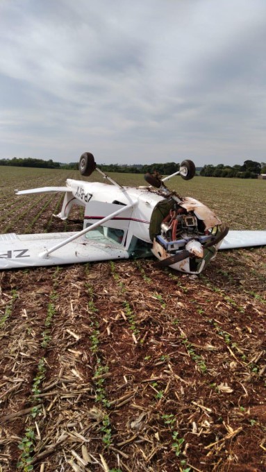 Avião cai e deixa dois feridos na fronteira