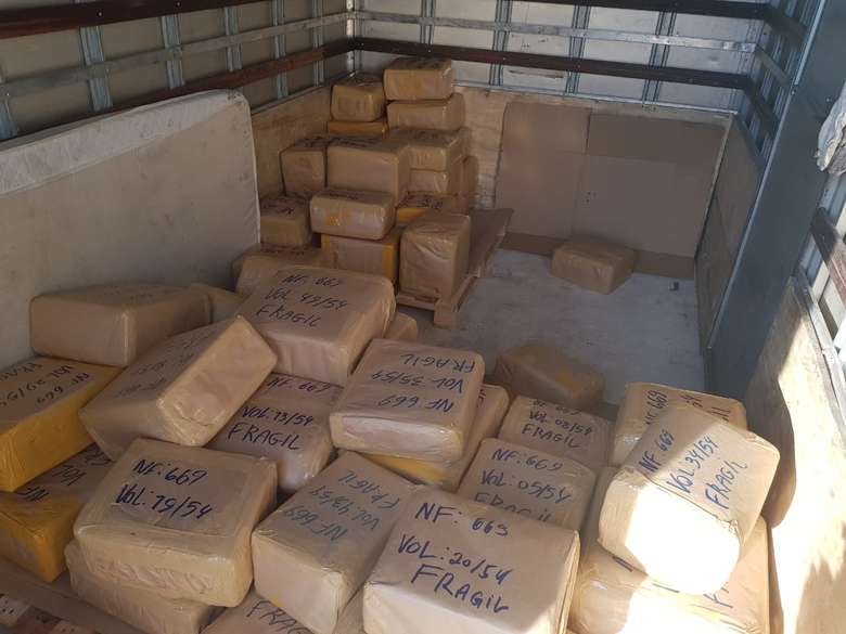 Polícia flagra caminhão com 700 kg de maconha e motorista diz desconhecer carga