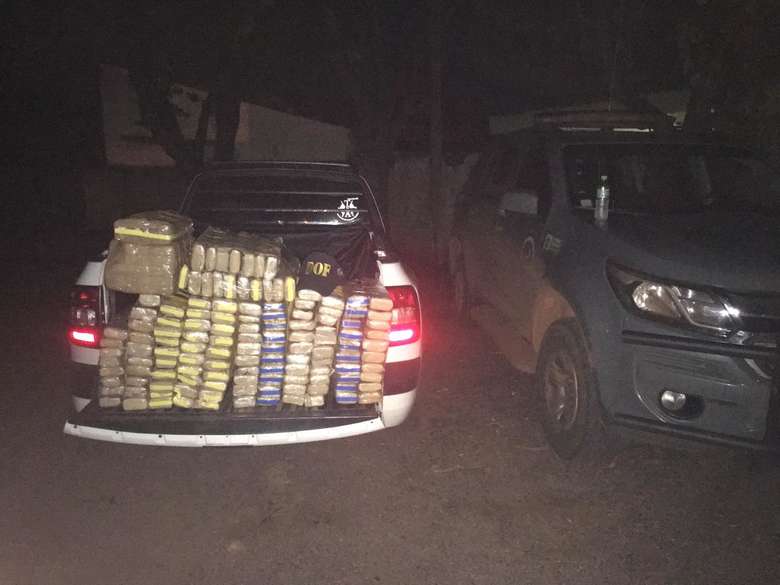 Ocupantes saltam do carro em movimento para escapar de flagrante por tráfico