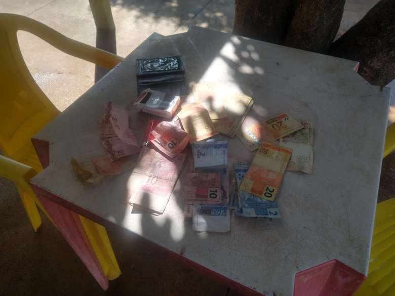 Homem é preso contando dinheiro do tráfico em mesa de bar