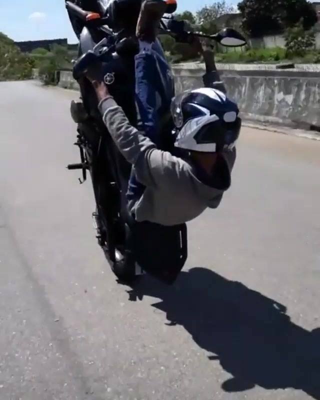 Em Deodápolis, Homem empinou moto na frente de policiais que realizavam Blitz e foi detido
