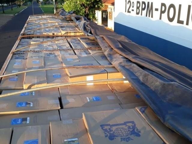 Carreta com 800 caixas de cigarros é abandonada em assentamento