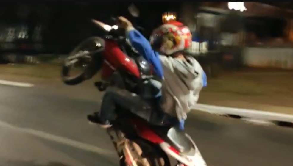 Homem empinou moto em frente a guarnição da PM e foi detido em Deodápolis 