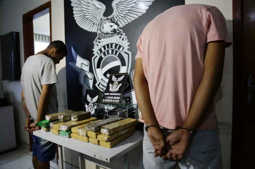 Policiais fazem campana por 3 horas e prendem dupla que escondia droga no fogão