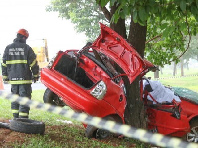 Casal morre em acidente minutos após deixar filho na escola
