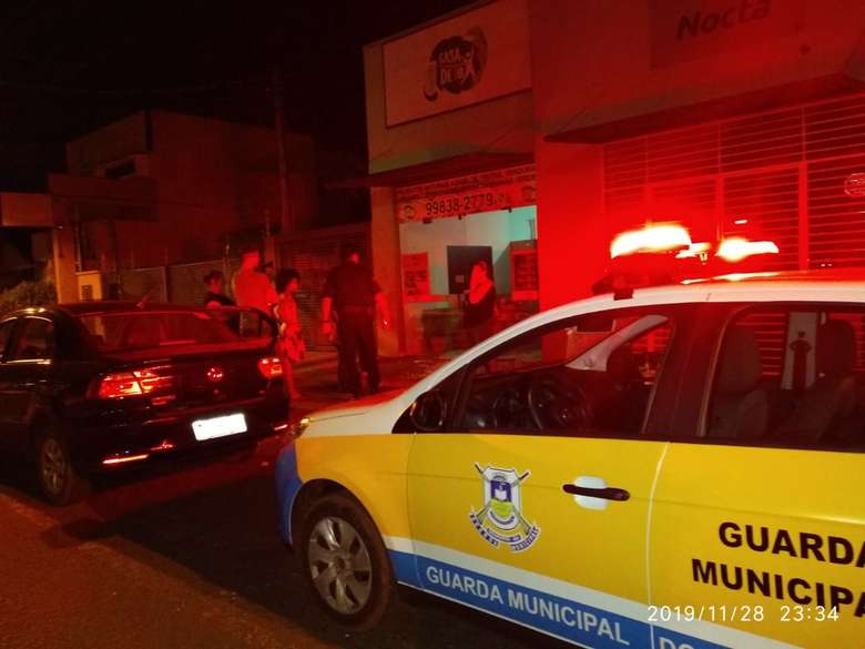Trio é preso após estourar porta de vidro e furtar loja no Centro