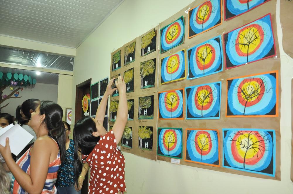 Escola Crescer e Aprender realizou reunião geral e exposição dos trabalhos realizados pelos estudantes 