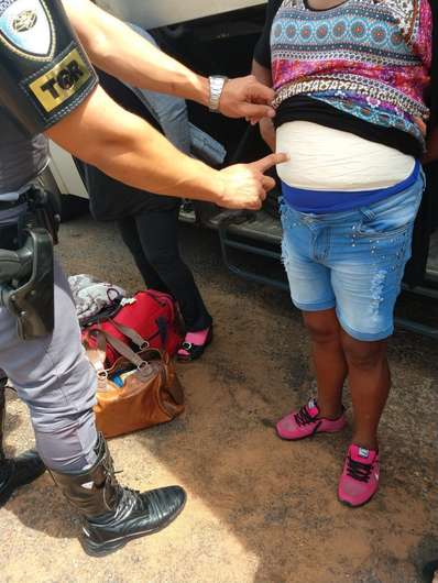 Bolivianos são presos em SP após passarem por MS ‘vestidos’ com cocaína