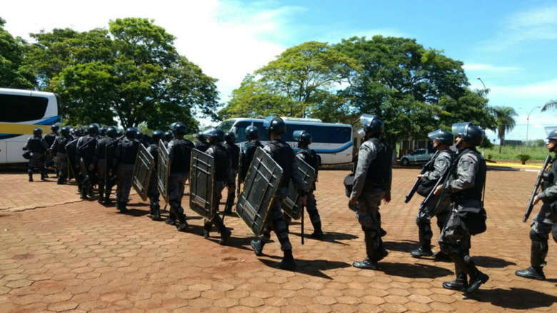 Pente-fino em área ocupada por facção na PED encontra bomba caseira e drogas