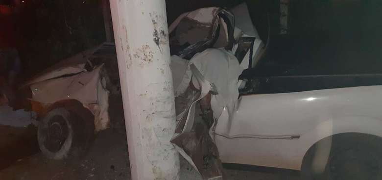 Jovem morre após colidir carro contra poste