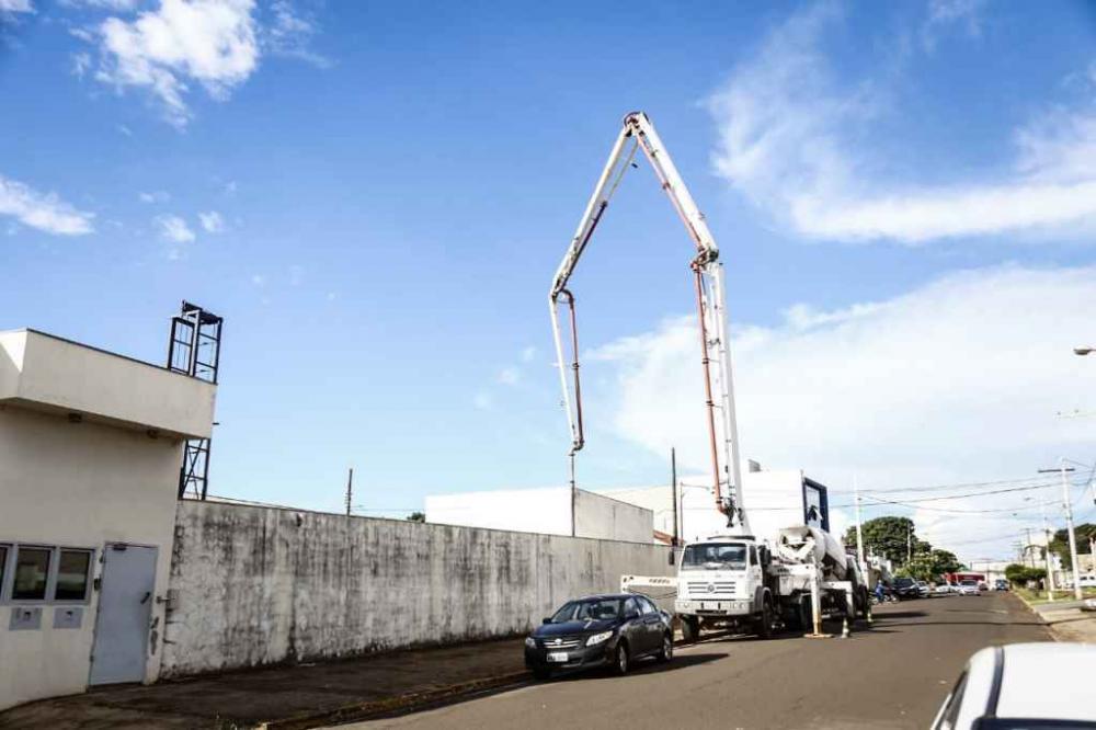 Túnel escavado por quadrilha para roubar banco começa a ser coberto