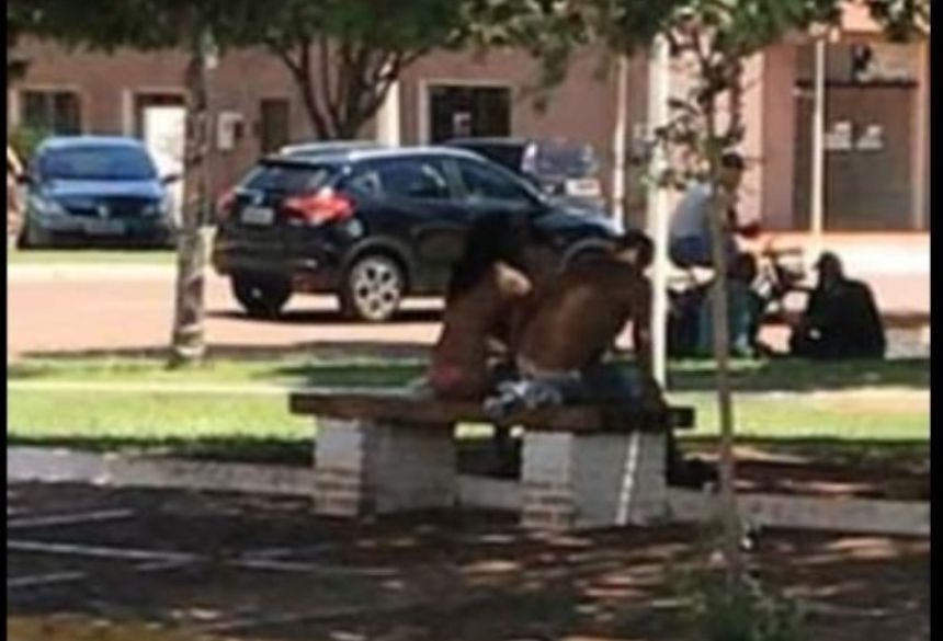 Imagens de J. só de calcinha sentada no banco da praça ao lado de um homem - Reprodução 