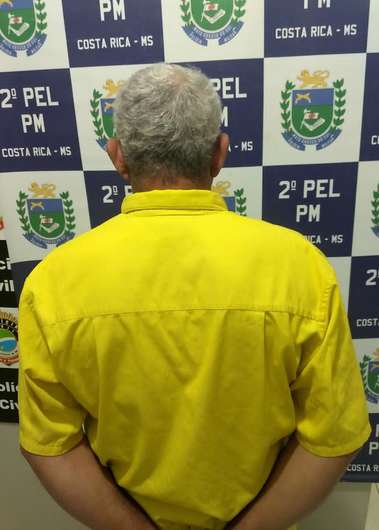 Homem é preso após jogar álcool e ameaçar queimar esposa e filhos