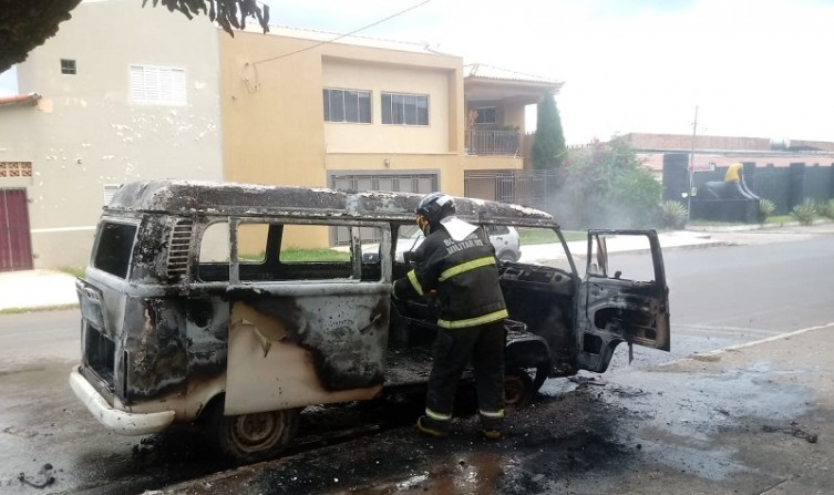 Bombeiros são acionados para conter incêndio em Kombi