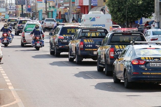 Colegas prestam última homenagem em cortejo de PRF que morreu em acidente