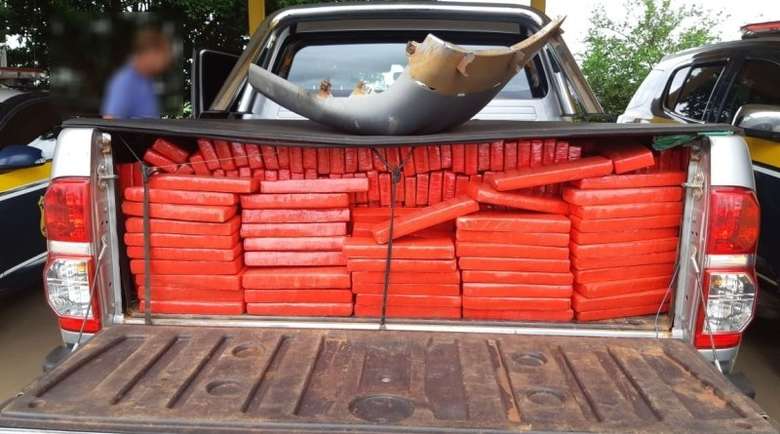 PRF apreende 860 Kg de maconha em caminhonete abandonada