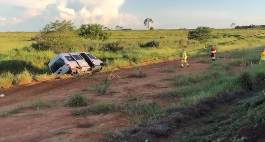 Van com passageiros saiu da pista e parou as margens da BR 163 próximo a Nova Alvorada do Sul