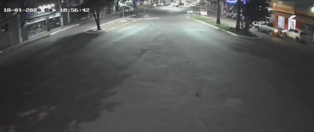 Vídeo mostra acidente que destruiu relógio do Sicredi no centro de Deodápolis 