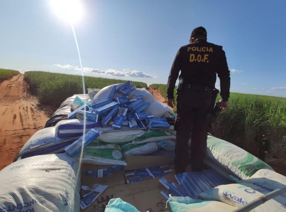 DOF apreende 20 mil pacotes de cigarros contrabandeados em caminhão que seguia para Curitiba 