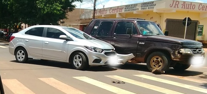 Na manhã deste domingo, veículos se envolveram em acidente no centro 