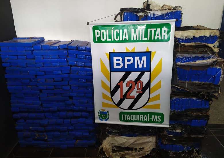 Traficante capota caminhonete com 880 quilos de maconha