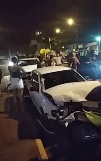 Condutor de caminhonete é preso após atingir sete veículos estacionados