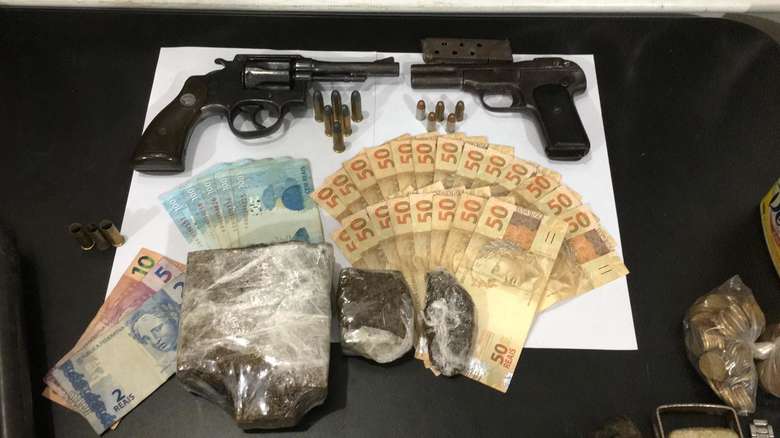 Homem é preso com armas, drogas e munições no Água Boa