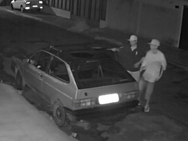 Ladrões levam sete minutos durante furto para destrancar e ligar carro