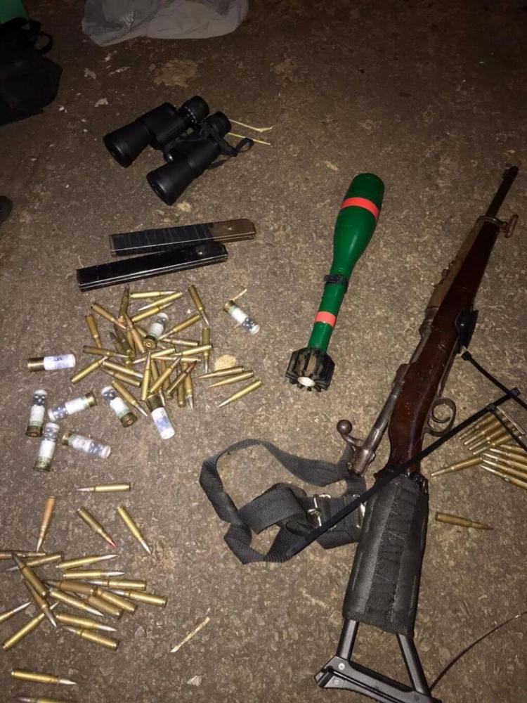 Homem vê viatura da polícia, foge e abandona armamento de guerra em mata na Capital