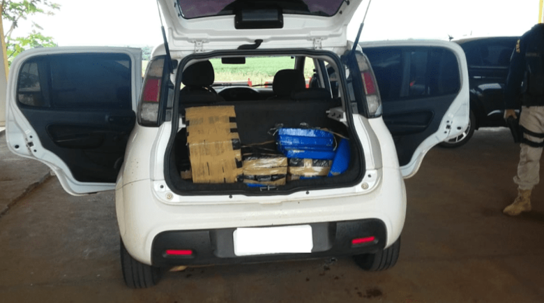 Maconha é apreendida em veículo com registro de furto