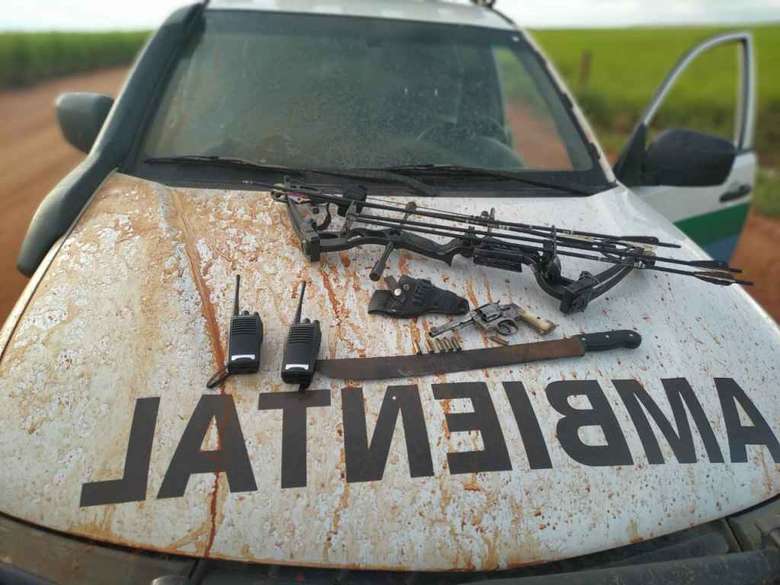Caçadores são presos com arco e flecha de uso profissional