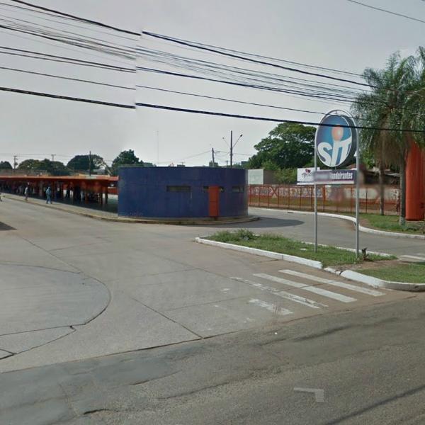 Em surto, mulher quebra vidros de cabine e espalha lixo em terminal