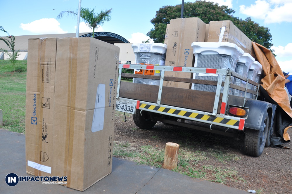 Município comemora entrega de equipamentos de ar condicionado para a REME