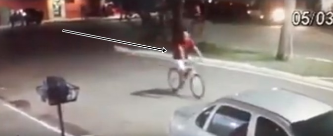 Vídeo mostra momento em que bandido rouba farmácia no centro de Deodápolis 