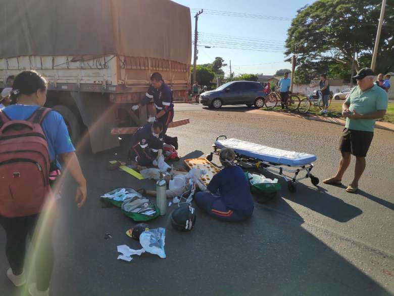 Homem ficou gravemente ferido em acidente na avenida Presidente Vargas - Crédito: Osvaldo Duarte/Dourados News 