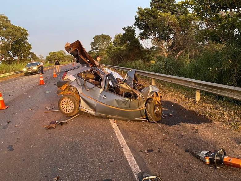 Carro ficou totalmente destruído em razão da violência da colisão com o ônibus - Crédito: Polícia Civil/Divulgação 