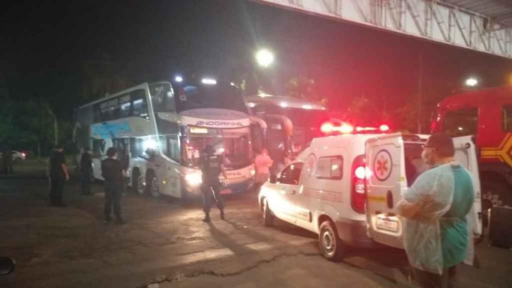 Ônibus no pátio do Corpo de Bombeiros (Via Whats App)