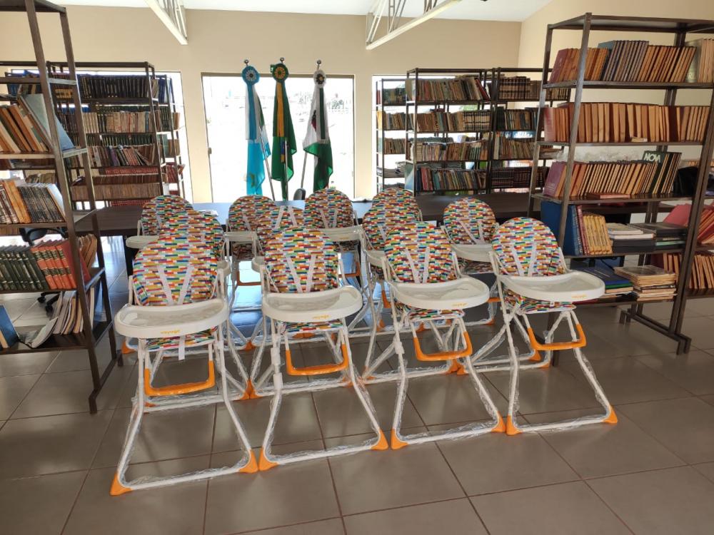CEIMS recebem cadeiras de alimentação adquiridas com recursos próprios em Deodápolis 