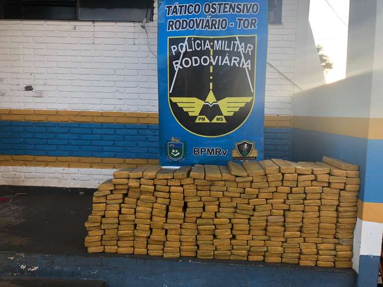 Foram encontrados 254 tabletes de maconha no veículo - Crédito: Divulgação 