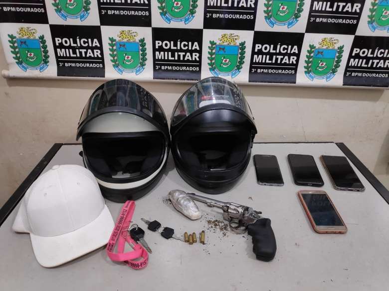 Material apreendido pela polícia na casa do trio suspeito do atentado - Crédito: Osvaldo Duarte/Dourados News 