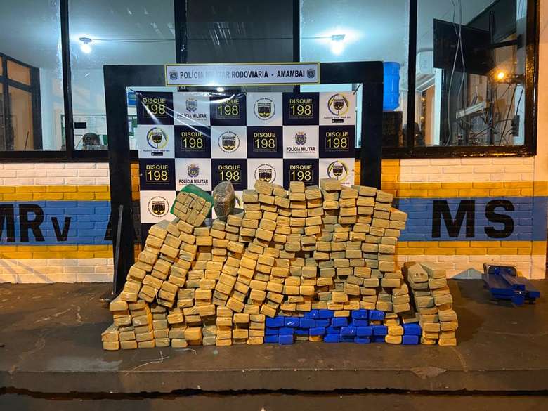 Os quatro autores, veículos e as drogas, foram encaminhados para delegacia de Amambai - Crédito: Divulgação 