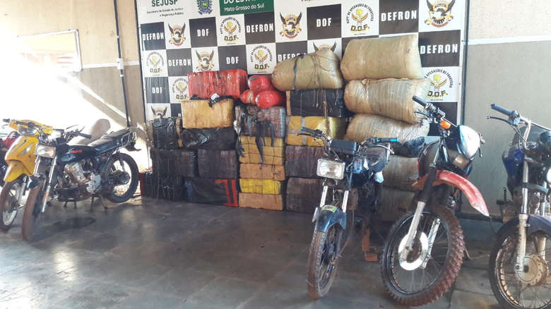 A droga estava sendo transportada em motocicletas - Crédito: Divulgação