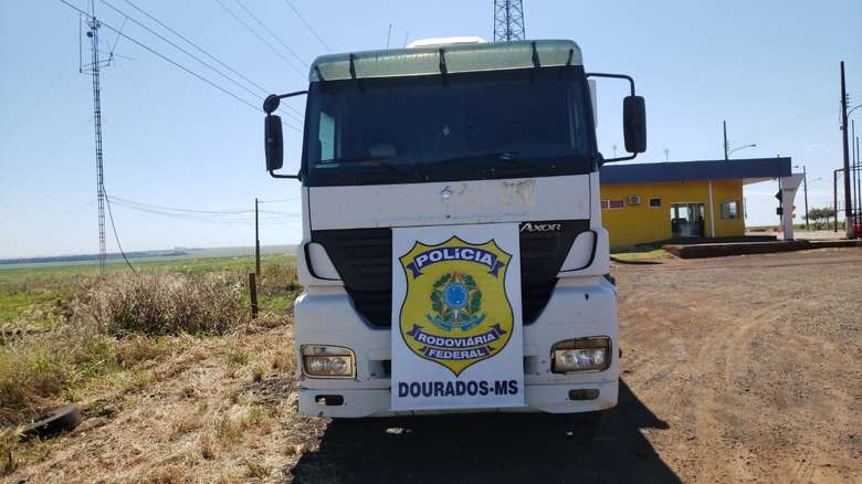 Carreta Mercedes Benz apreendida na região de fronteira - Crédito: Divulgação/PRF 